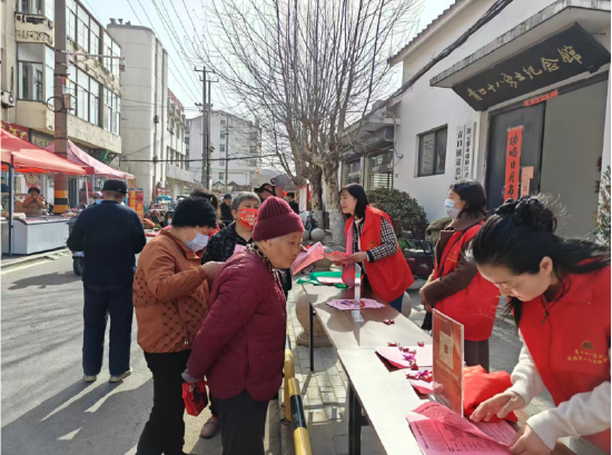 图：工作人员向老人宣传“安康关爱行动”