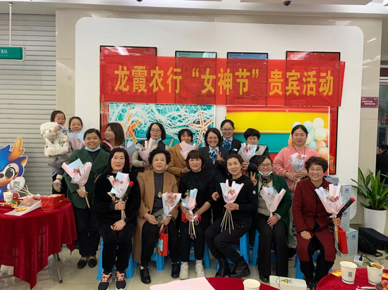 农行瓯海龙霞支行开展"三八节"特色花艺沙龙活动