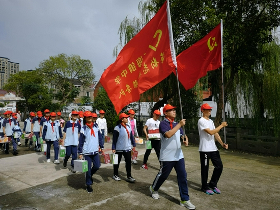 浙江绍兴:沥海街道中学师生开展走进沥海敬老院慰问活动