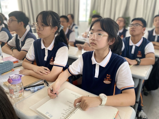 浙江绍兴:元培中学初一学子举行职业规划主题班会