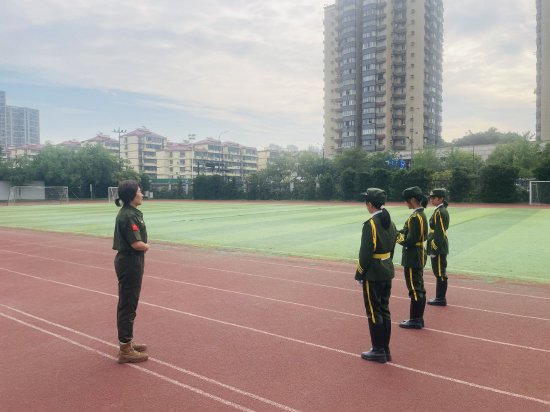 当"橄榄绿"遇上"铿锵玫瑰",景芳学子拜师00后"麻辣"女教官