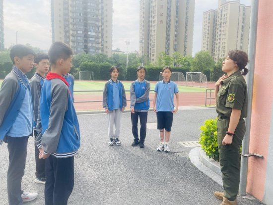 当"橄榄绿"遇上"铿锵玫瑰",景芳学子拜师00后"麻辣"女教官