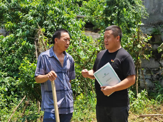  图：蔡小均为父老乡亲提供保单服务