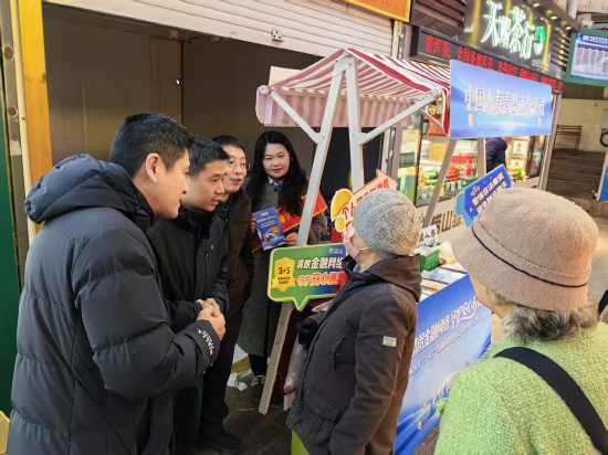 图：“银发早市消保课，金融知识‘蔬’适圈”主题教育宣传