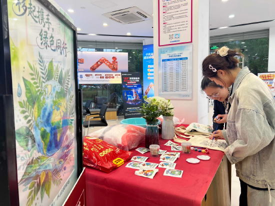 图3：营业厅内客户正在体验“移起携手 绿色同行”活动