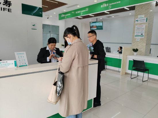 图：工作人员为客户提供专业服务
