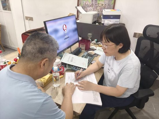 图：阮小青与客户交流保险的意义与功用