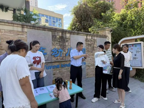 图：柳怀胜带领团队为学生家长讲解保险知识