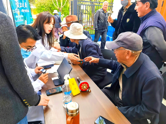 图：拉萨市分公司开展心梗超早期免费筛查公益活动现场
