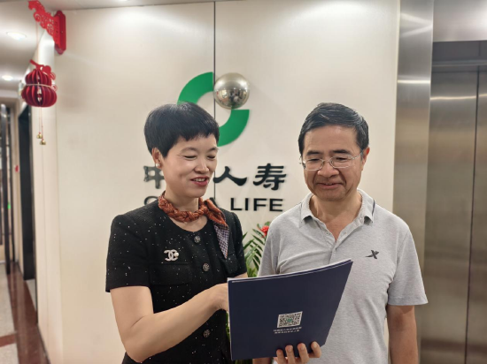 图：许羡治向客户讲解产品