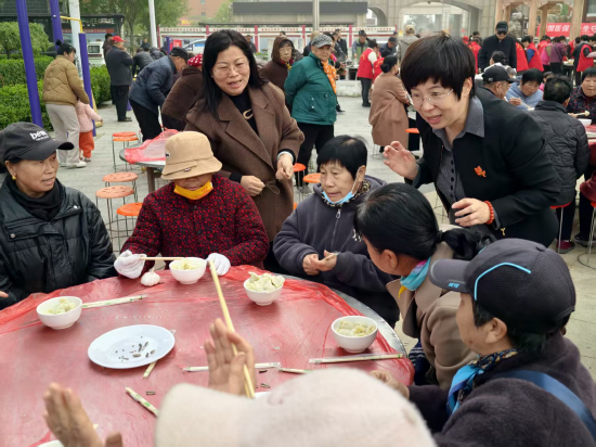 　　图：正定支公司党支部联合正定县医疗保障局党支部赴正定县斜角头村开展第二届孝亲敬老饺子宴主题党日活动