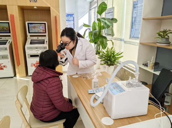 鄞东支行在厅堂为银发族送上“睛”彩健康礼