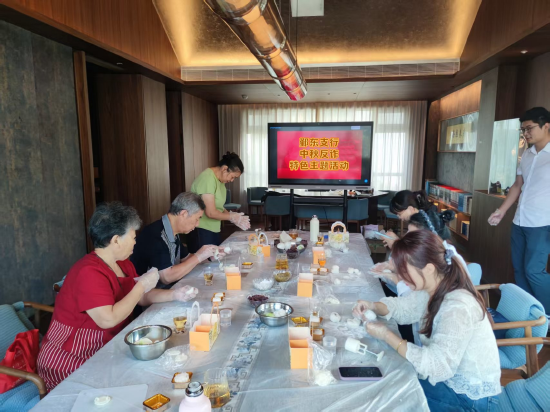 鄞东支行开展中秋制作冰皮月饼的反诈活动