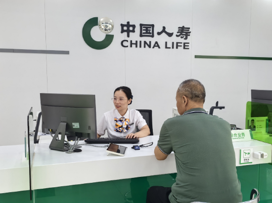 图：为老年客户提供便捷的适老化服务