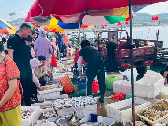 图：开海时节，码头集市人声熙攘