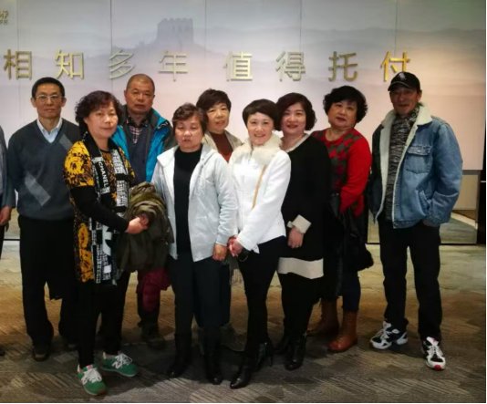 图：杨蔚与客户在一起