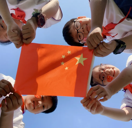 杭州市钱塘区河庄小学一抹中国红一颗南沙心