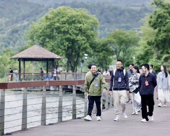 网络大V漫步钱湖秘境。