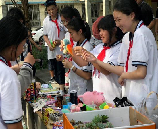 杭州市袁浦中学同在一片蓝天下义卖游园献爱心