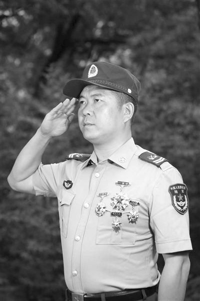 陆军第72集团军四级军士长谭斌被授予一等功军功章