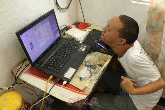 金华30岁男子从小患小儿麻痹症 用下巴下了11000多盘棋(图)