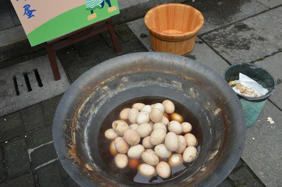 横店现场收集童子尿煮鸡蛋你敢吃吗