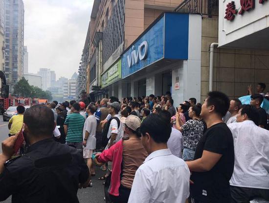 杭州闹市区武林路一民宅起火 围观群众不少(组图)