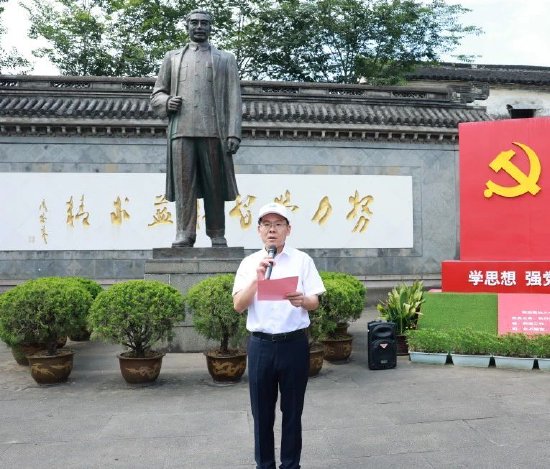 吴勤波主持仪式