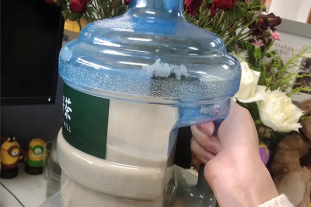憋了几个月 杭州有人一次性买了5升奶茶解馋(图)