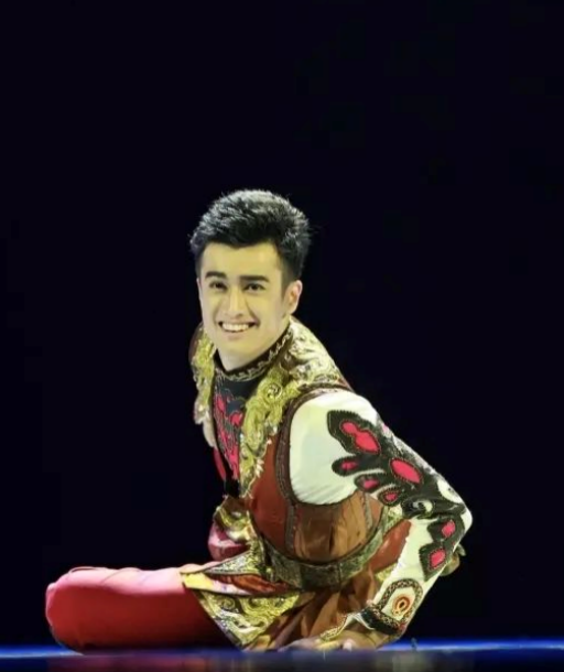 剧院首席舞蹈演员舞者:依力凡·吾买尔第十二届桃李杯展演作品《汉