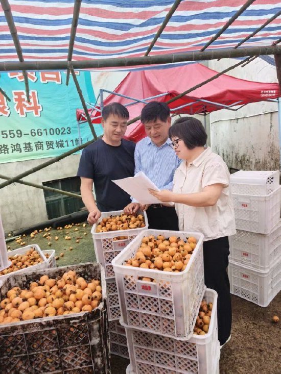 图：鲍君向客户讲解保险产品内容