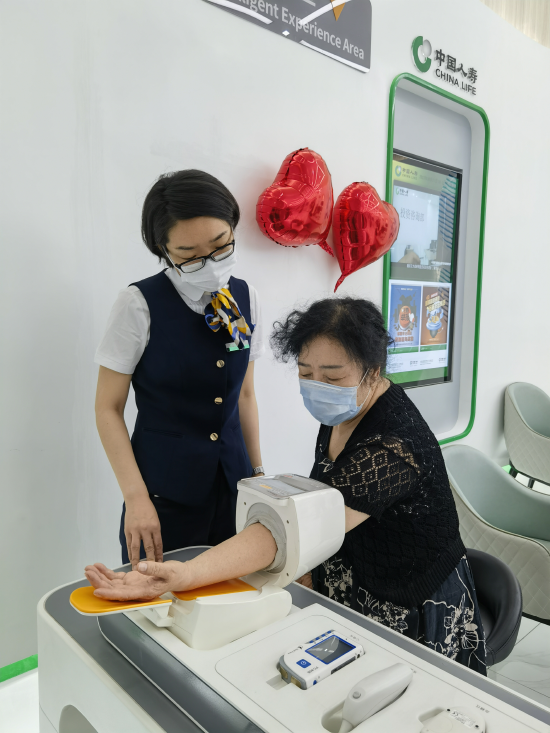 图：柜面配备老花镜、轮椅、血压仪等便民设施