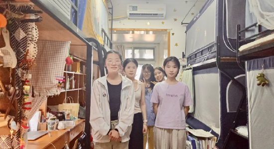 图为银联苑区b幢504寝室大扫除后合影