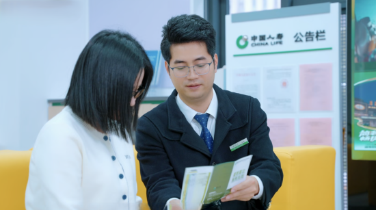 工作人员为台胞介绍保险产品