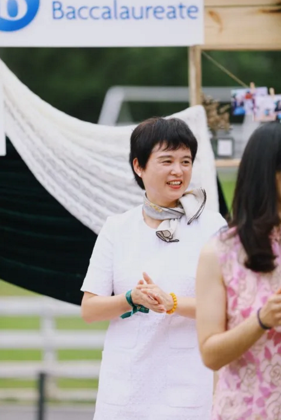 可爱的胡爱玉校长  nice principal hu看佳人,款款而至we had a big