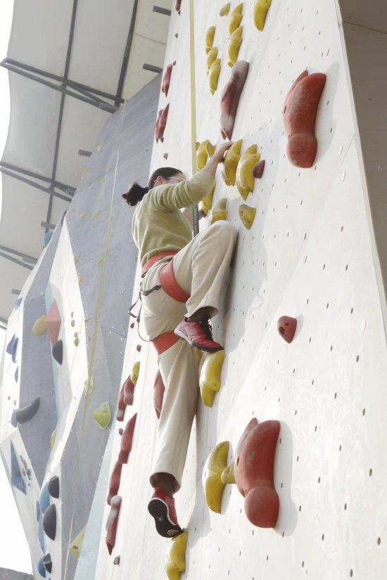 绍兴市柯桥区华舍中学庆三八玩出新高度步步登高攀岩新体验活动