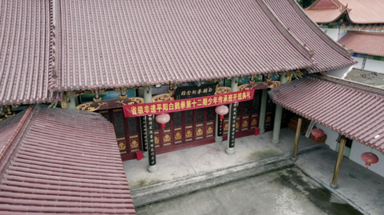 无论是 "中国棋王"谢侠逊弈棋不忘爱国的抗日故事在这部这部城市形象