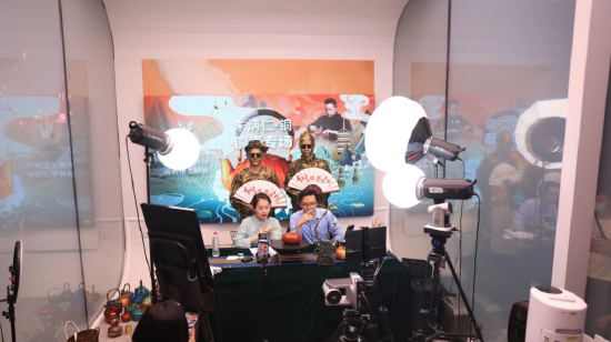 非遗铜文化品牌朱炳仁铜闪现杭州湖上直播间千人千锤一铜手艺全民非遗