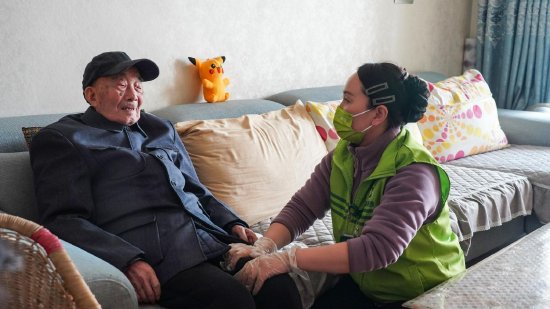 图：护理人员上门提供居家护理服务