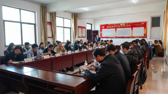 图：媒体调研采访团走进汶家滩村调研全保村情况