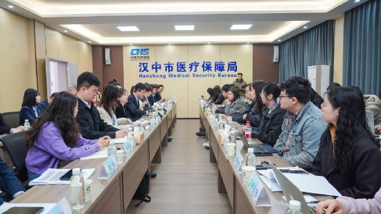 图：媒体调研采访团在汉中市医保局调研采访长护险发展情况