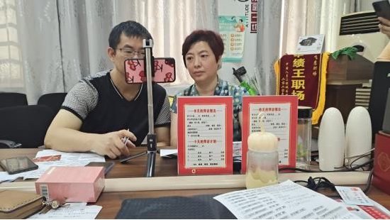 图：郑晖向客户讲解保障方案