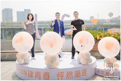 图为吴镝女士(左),丁长峰先生(中),陈志商先生(右)共同为杭州lyf万科