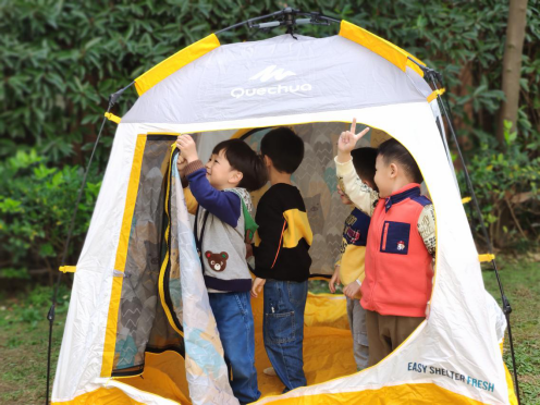 一起合作搭帐篷