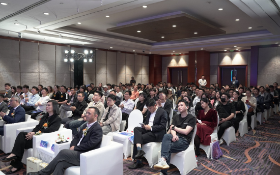 与会嘉宾有:杭州市房地产中介行业协会秘书长俞岚女士,豪世集团总裁胡