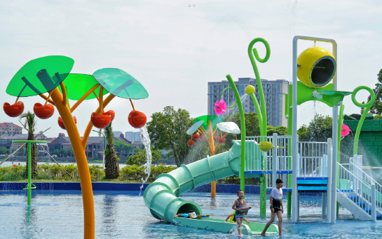 如今,达蓬山"亲子乐园"变身"星梦乐园",于7月8日开启试营业,凤凰公园