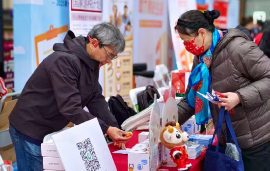 （图：陆敏在社区开展金融知识普及工作）